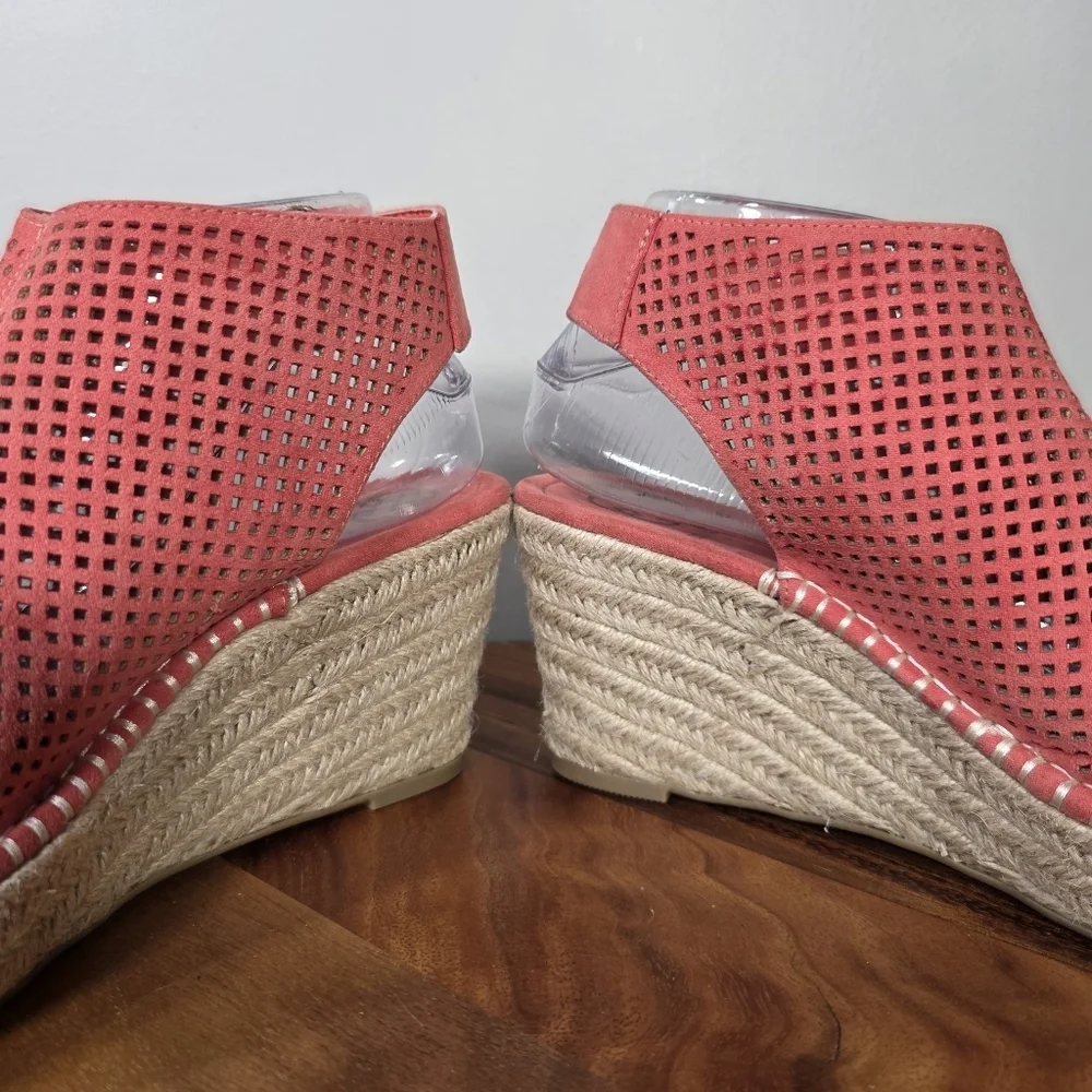 Daisy Fuentes Rory Coral Wedge Sandals Size 9 Faux Suede Espadrilles